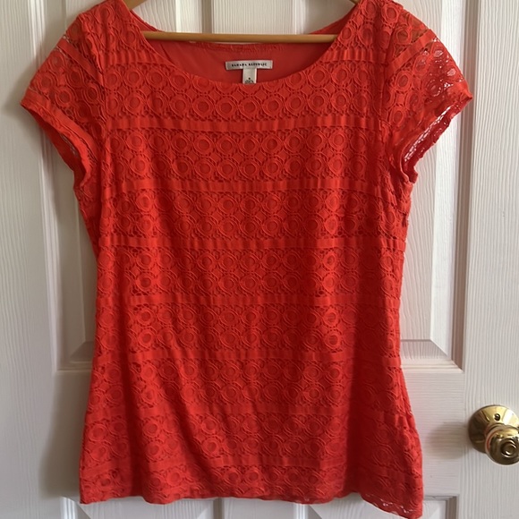 2/$18 Banana Republic circle pattern lace overlay top Sz. 8 - Picture 1 of 8